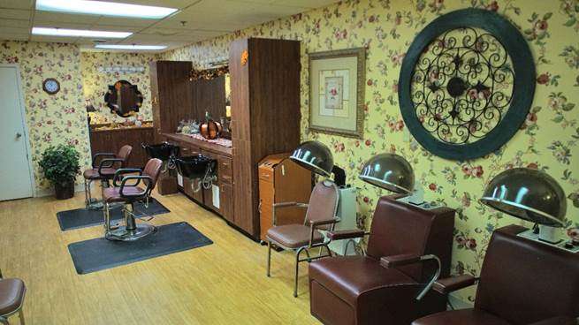Park-Place-Senior-Living-Hendersonville-Tennessee-Salon